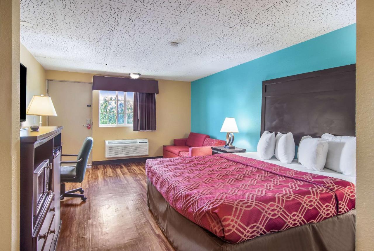 | Econo Lodge Hotel Bradford