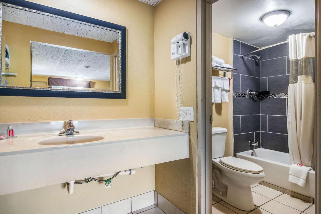 | Econo Lodge Hotel Bradford