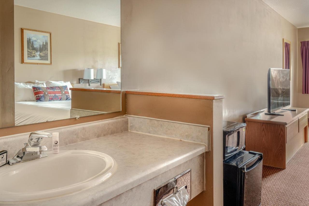 | Whitewater Inn