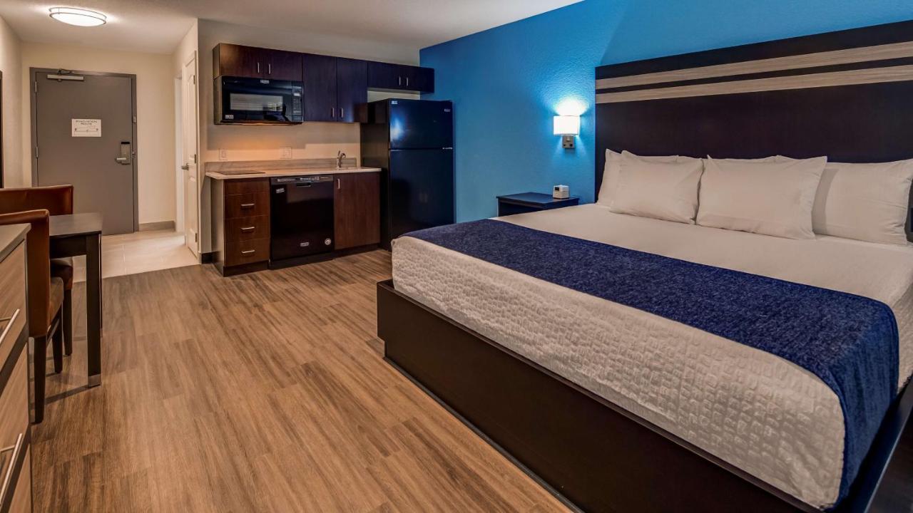 King Rom with Kitchenette at SureStay Plus Hotel by Best Western Humble