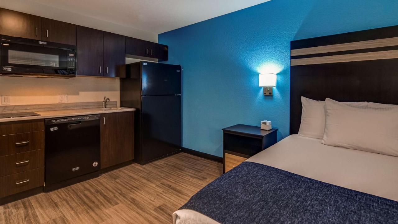 King Rom with Kitchenette at SureStay Plus Hotel by Best Western Humble