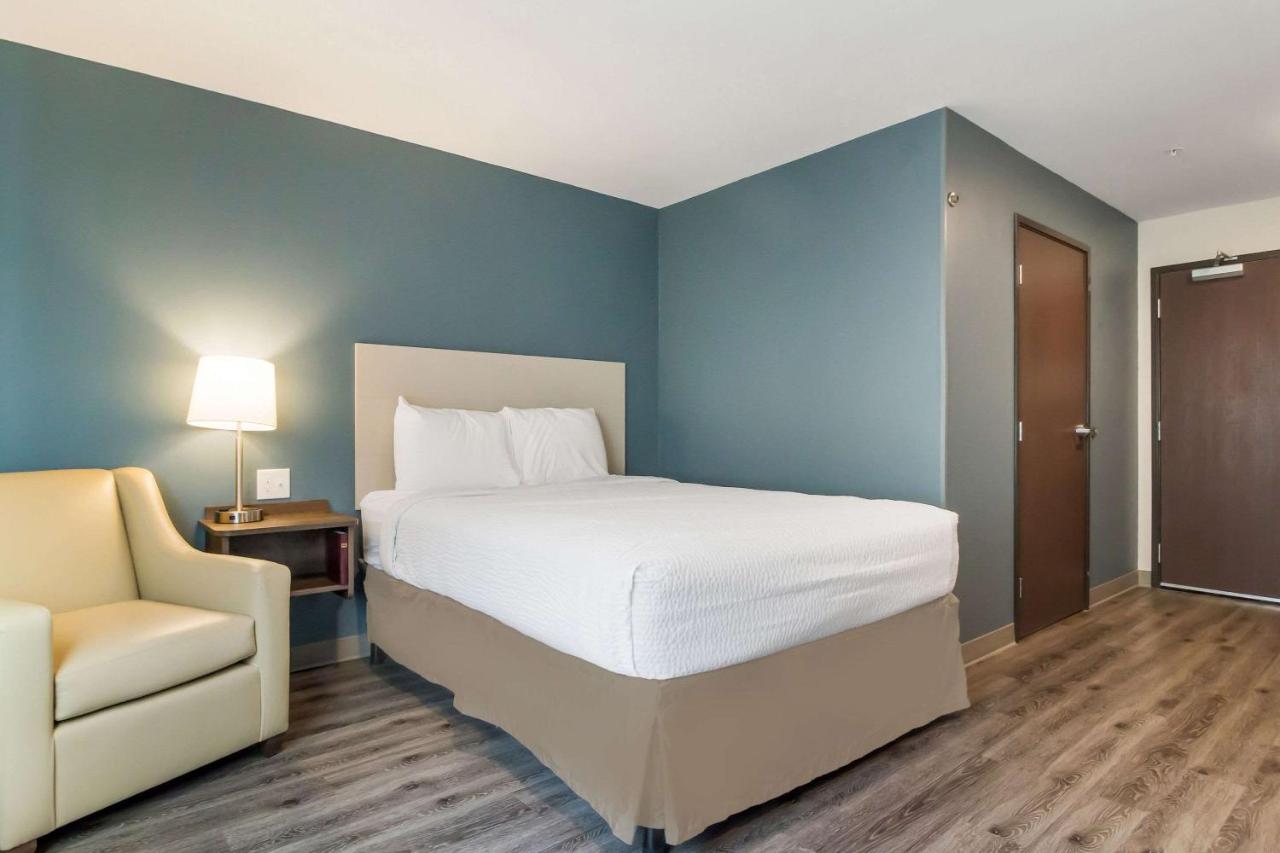 Queen Room - Accessible/Non-Smoking at WoodSpring Suites Lake Jackson