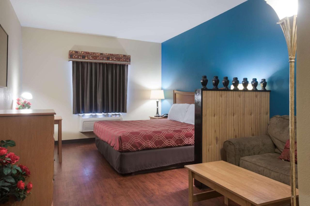 | Econo Lodge Inn & Suites Rockmart