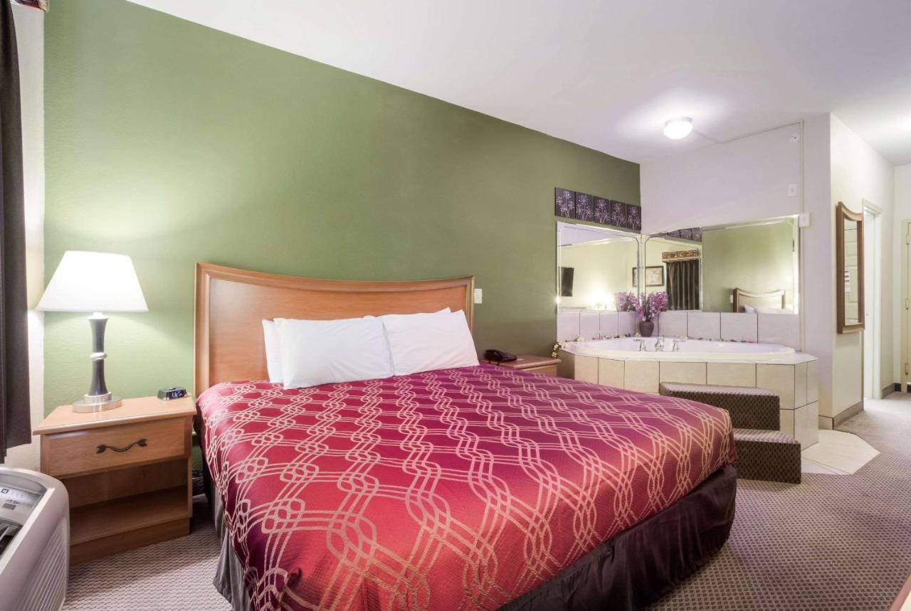 | Econo Lodge Inn & Suites Rockmart