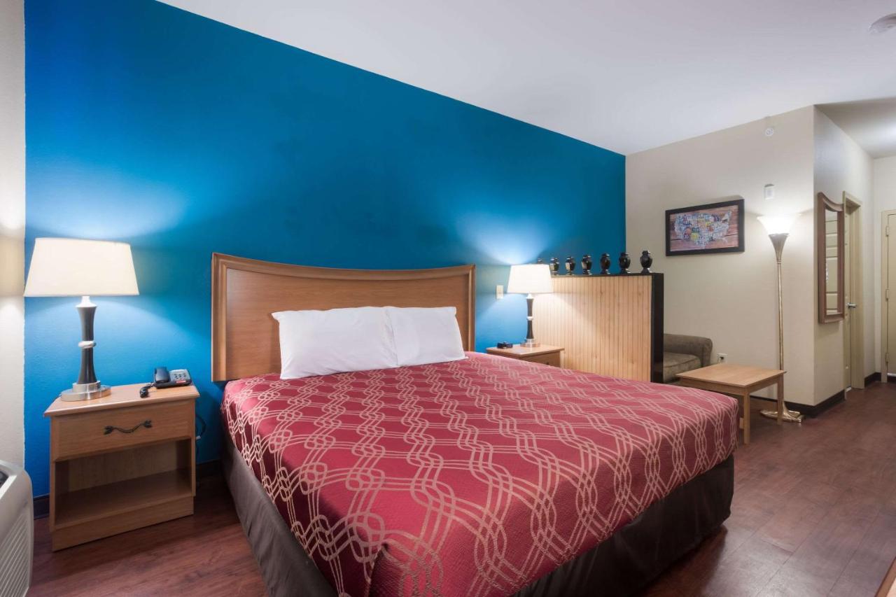 | Econo Lodge Inn & Suites Rockmart