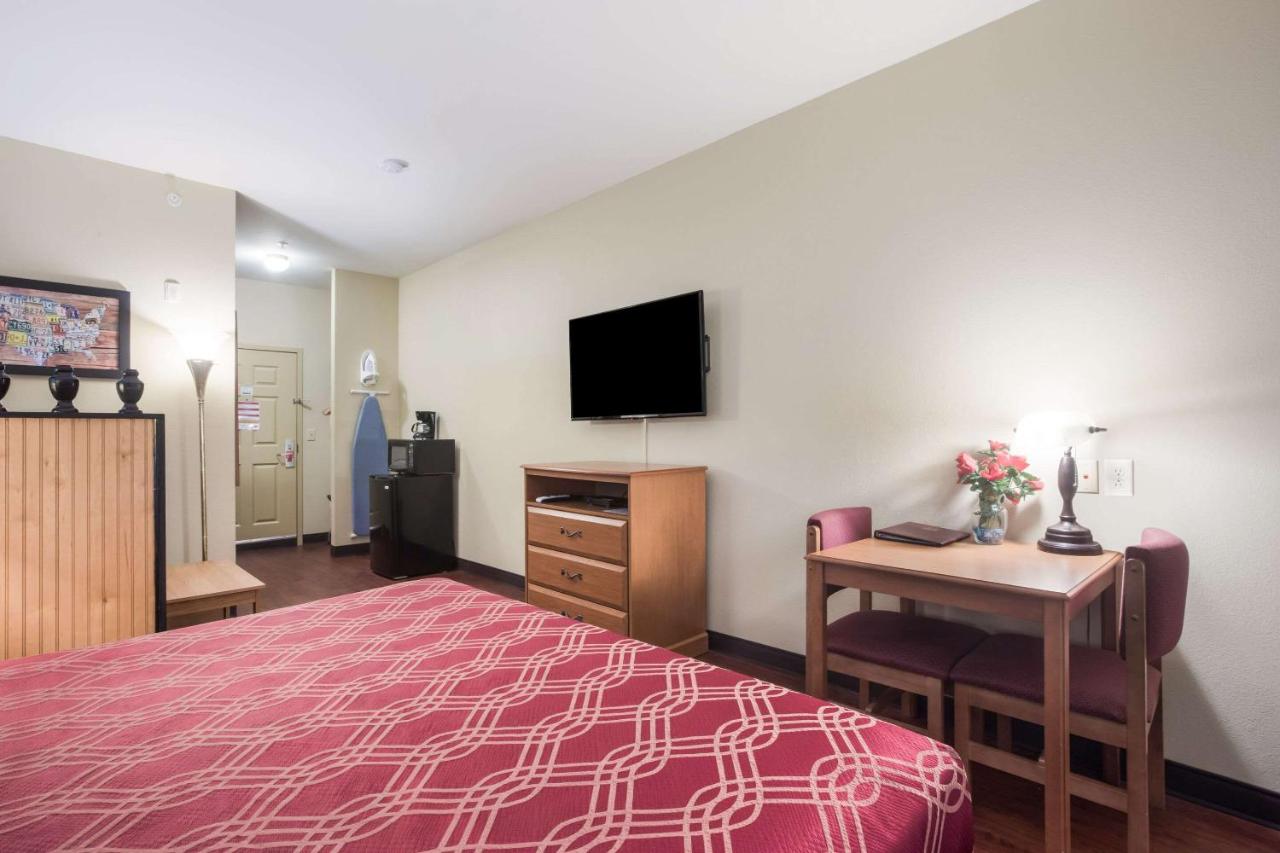 | Econo Lodge Inn & Suites Rockmart