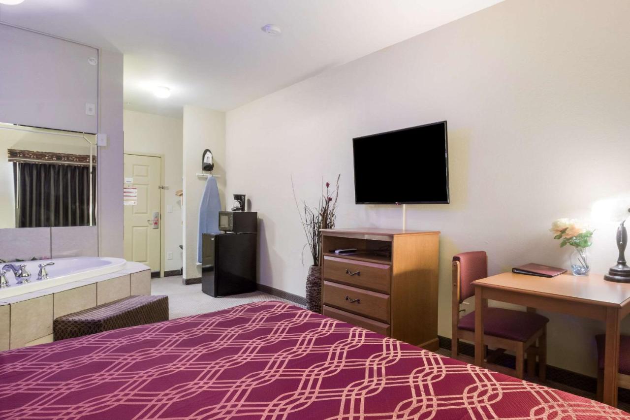 | Econo Lodge Inn & Suites Rockmart