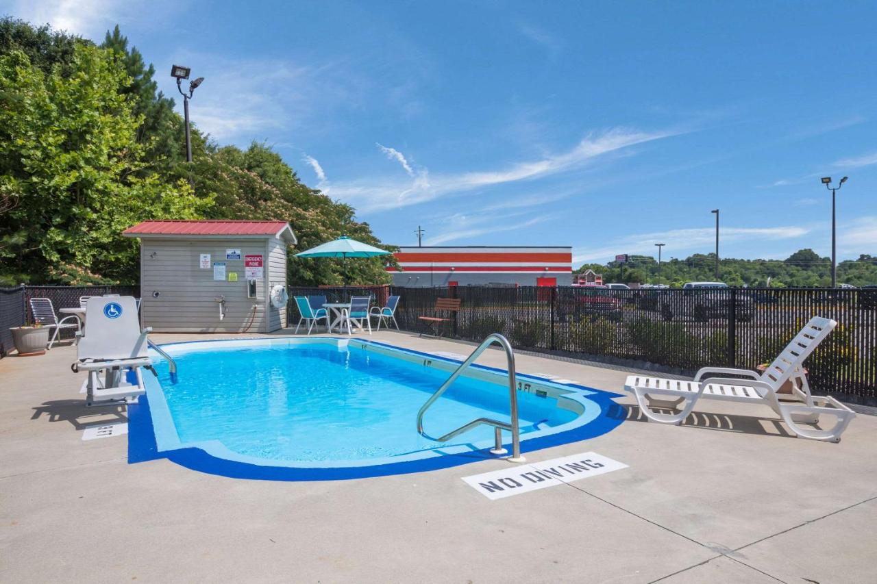 | Econo Lodge Inn & Suites Rockmart