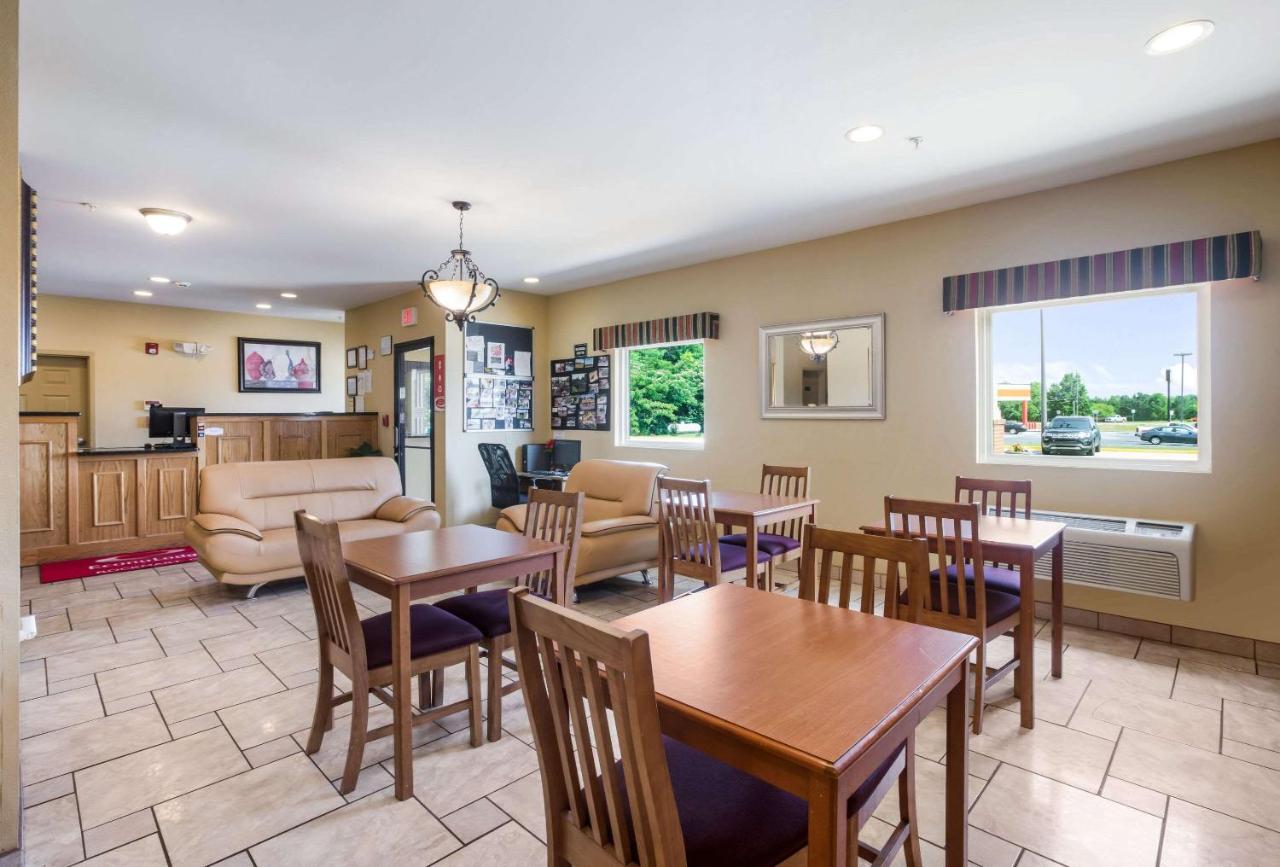 | Econo Lodge Inn & Suites Rockmart
