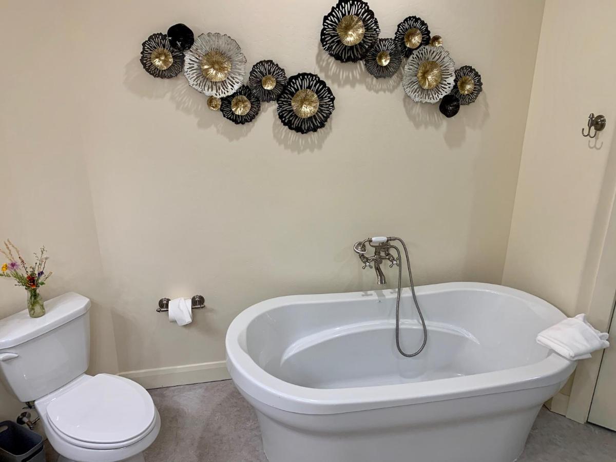 | Annie's Place Bed & Breakfast