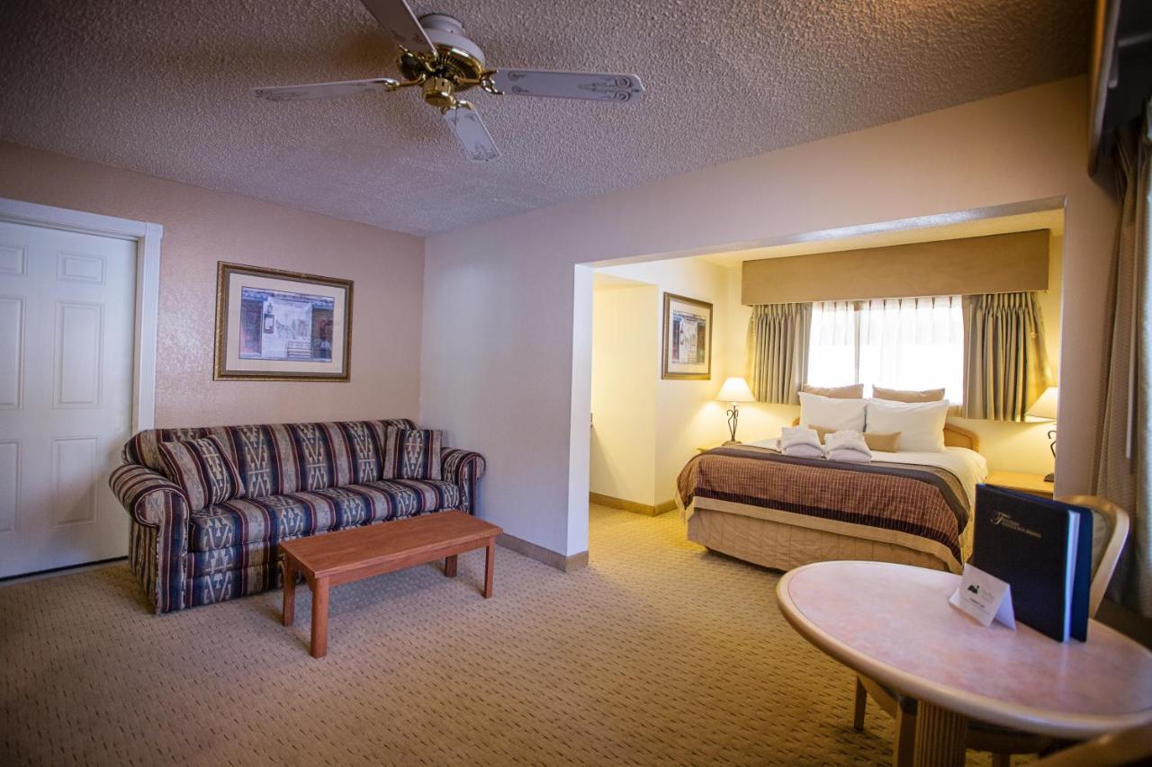 | Twin Peaks Lodge & Hot Springs