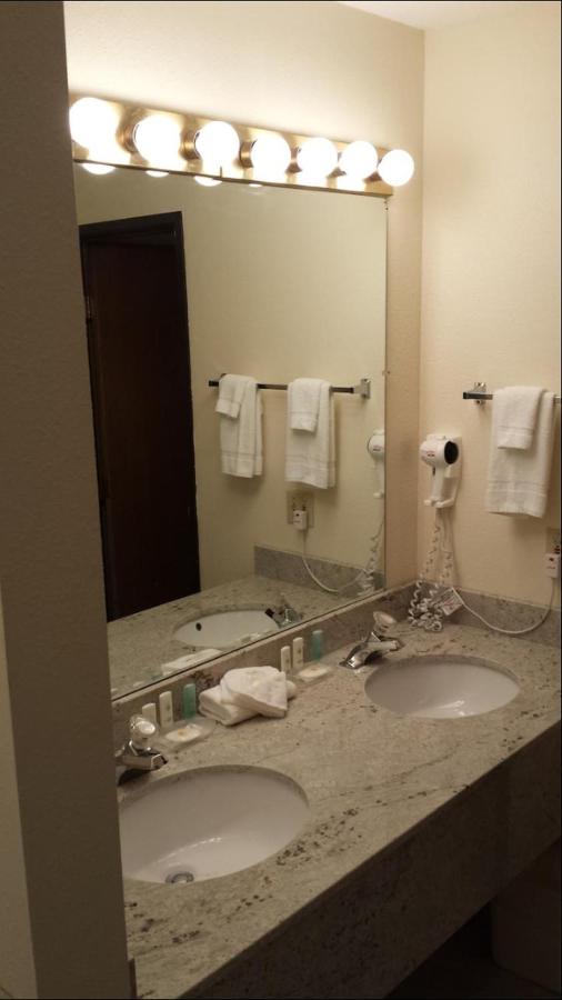 | Breakers Resort - Lakeside