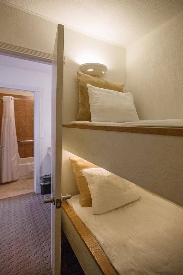 | Twin Peaks Lodge & Hot Springs