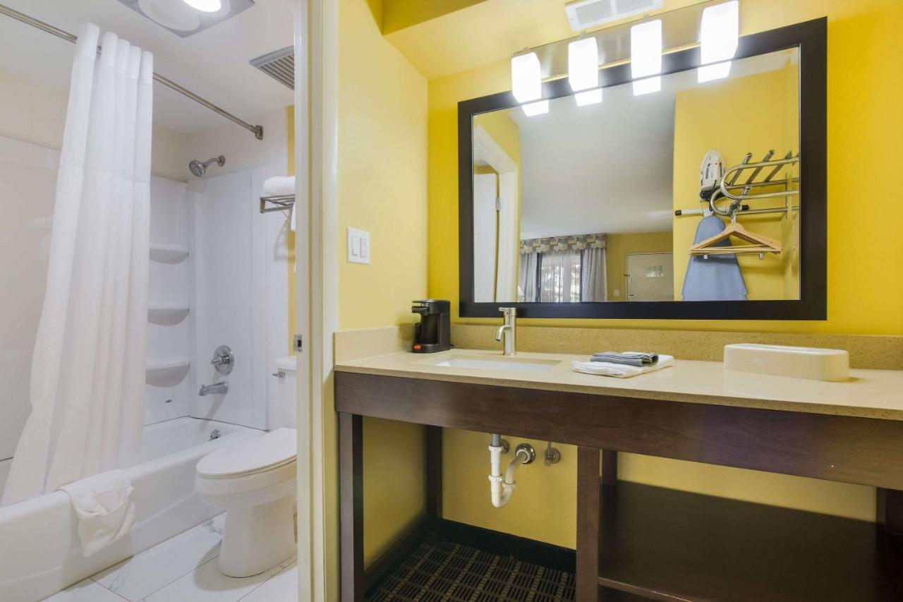 King Room - Non-Smoking at Quality Inn London North
