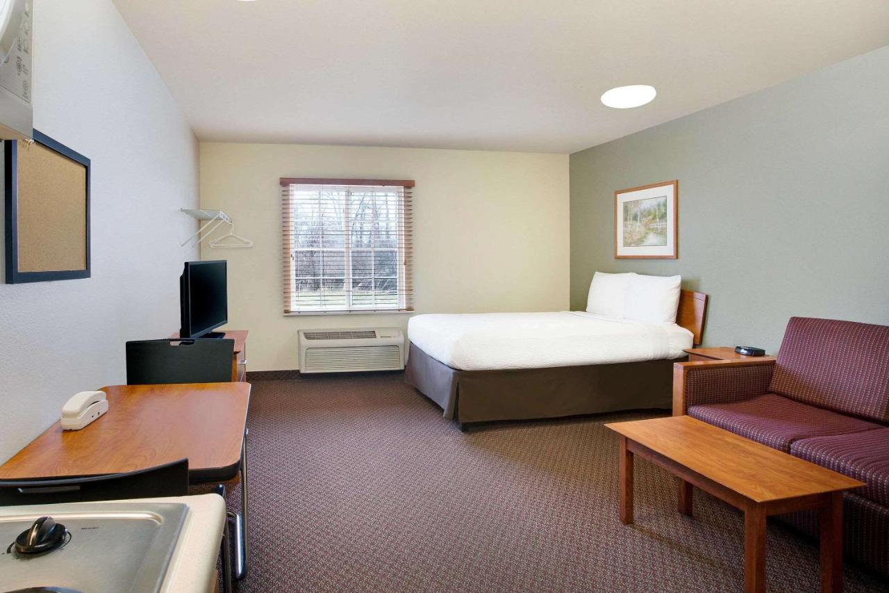 Queen Suite with Sofa-Bed - Accessible/Smoking at WoodSpring Suites Cincinnati Fairfield