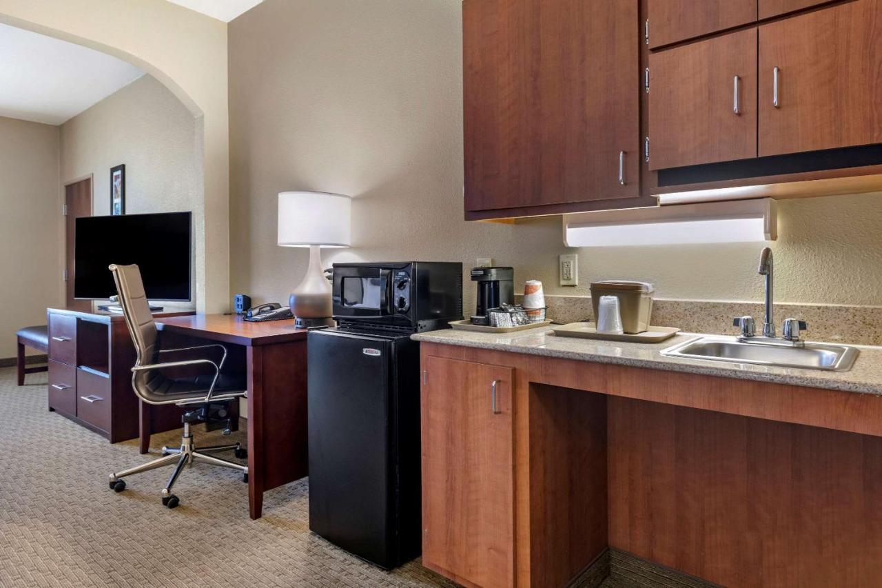 King Suite - Disability Access/Non-Smoking at Comfort Suites Waco Near University Area