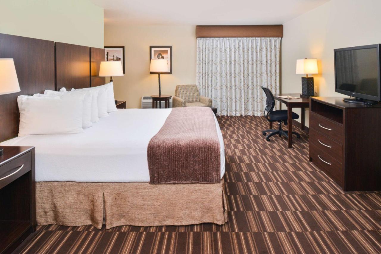 Deluxe King Room with Spa Bath at Best Western Sundowner