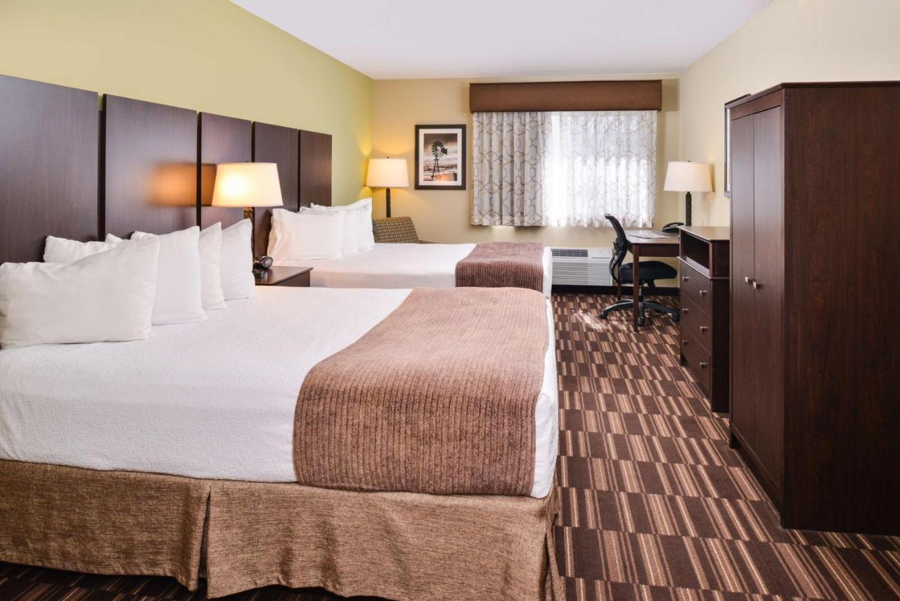 Deluxe Queen Room with Two Queen Beds - Non Smoking at Best Western Sundowner