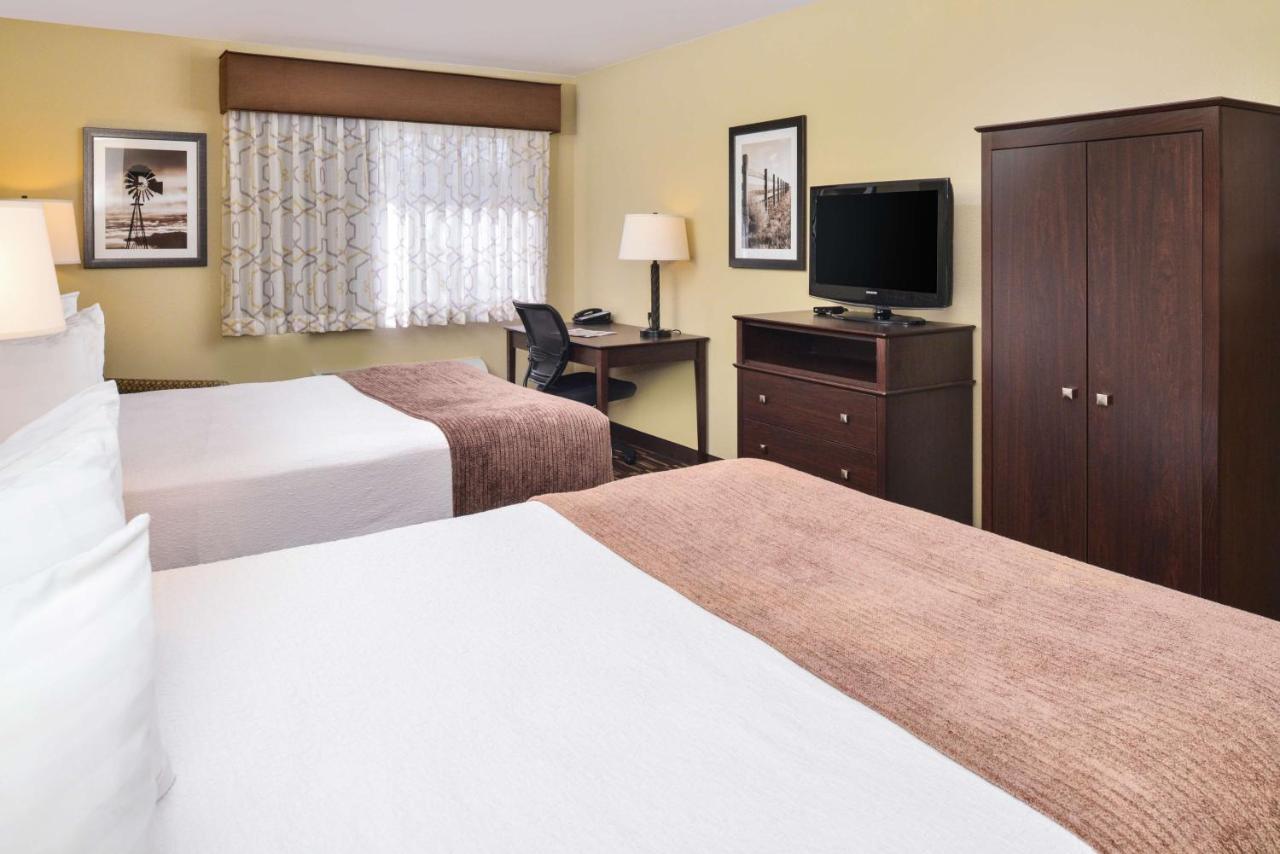 Deluxe Queen Room with Two Queen Beds - Non Smoking at Best Western Sundowner