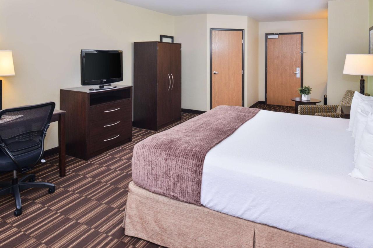 Larger King Room - Non Smoking at Best Western Sundowner