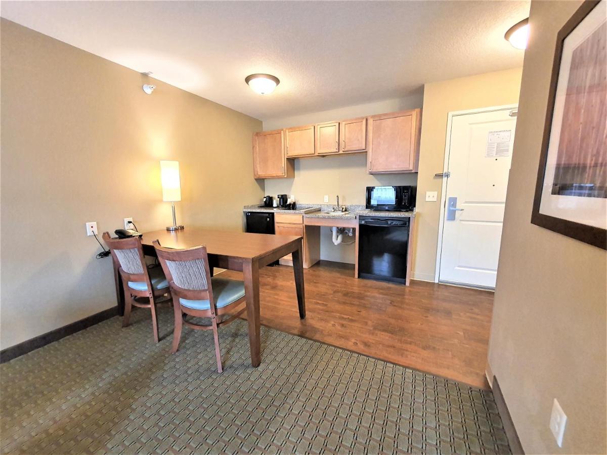Queen Studio at AmeriVu Inn and Suites - Chisago City