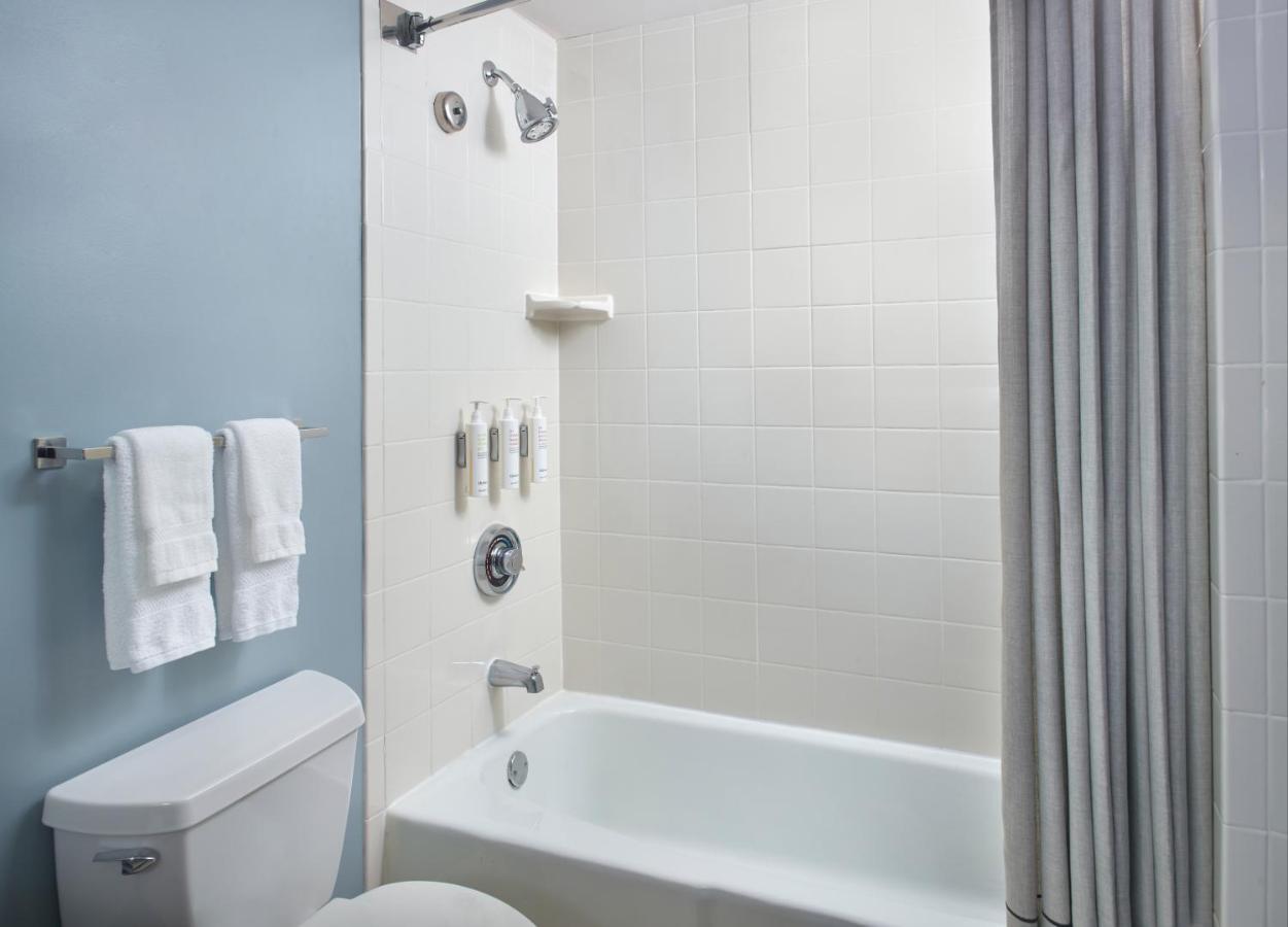 Deluxe Queen Room with Two Queen Beds at Atlanta Evergreen Lakeside Resort