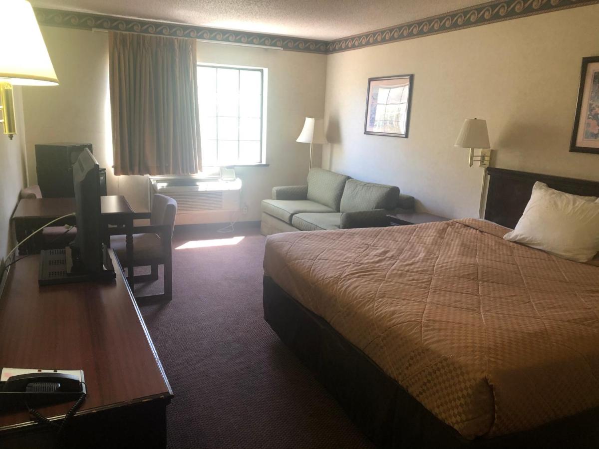 King Studio with Sofa Bed at Econo Lodge Inn & Suites El Paso West
