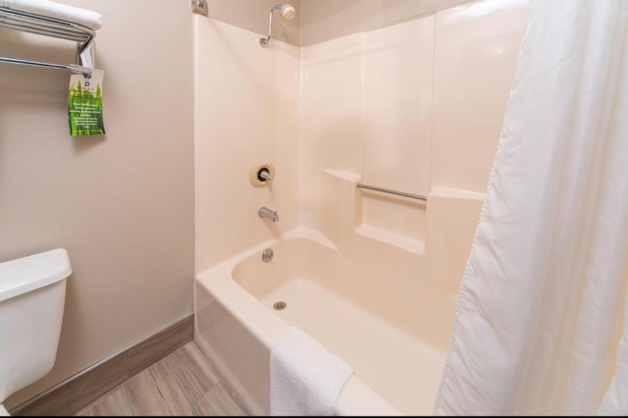 | BridgePointe Inn & Suites by BPhotels, Council Bluffs, Omaha Area
