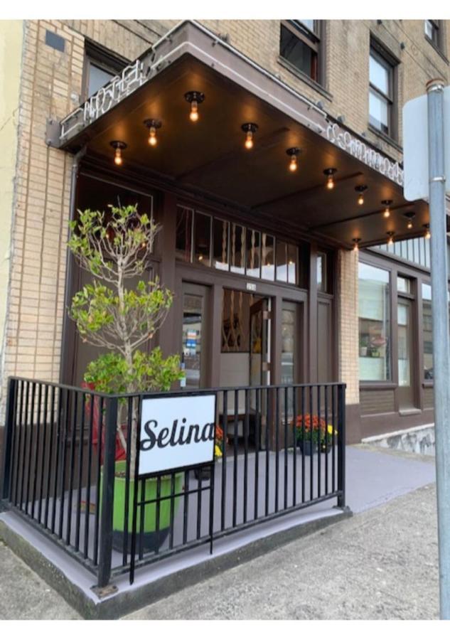 | Selina Commodore Astoria