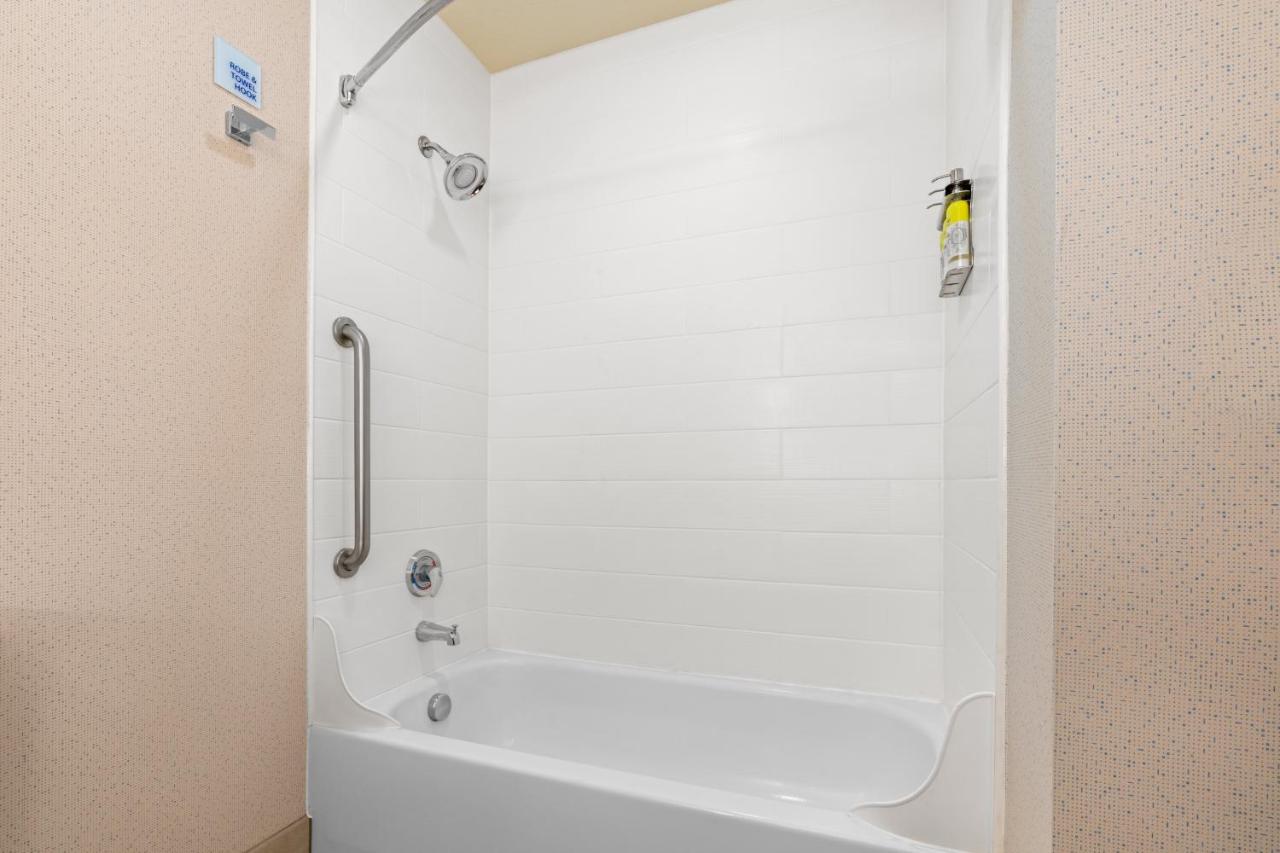 | Holiday Inn Express Hotel & Suites Klamath Falls Central, an IHG Hotel
