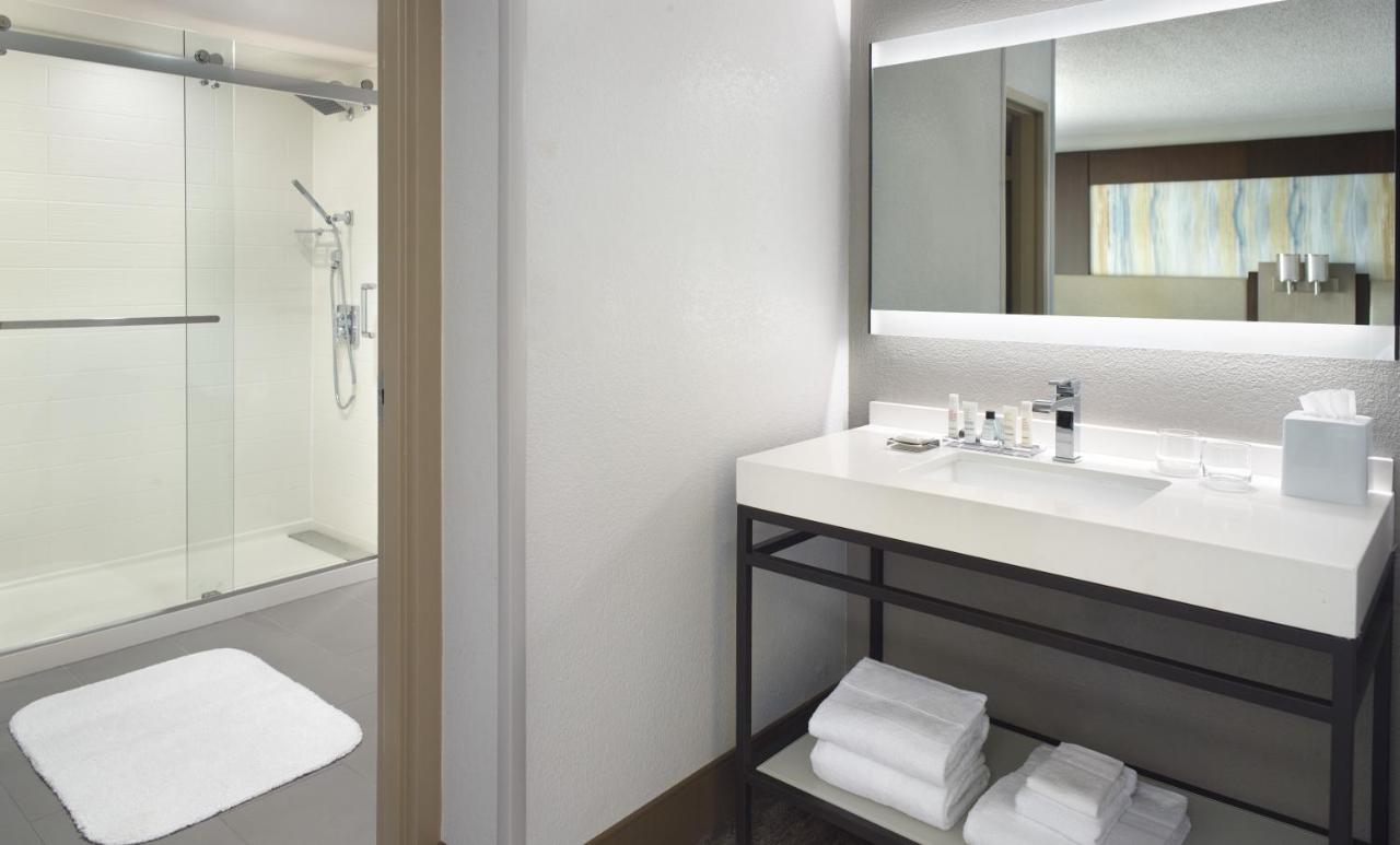 Deluxe King Suite at Atlanta Evergreen Lakeside Resort