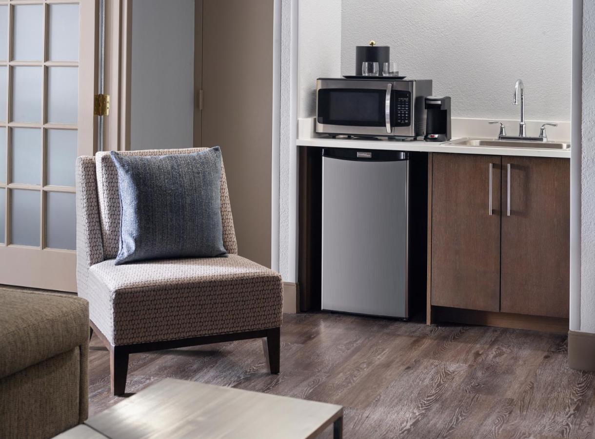 Deluxe King Suite at Atlanta Evergreen Lakeside Resort