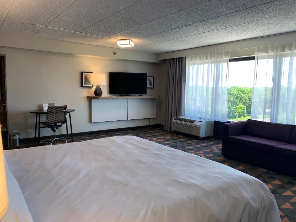 | Holiday Inn Chicago Nw Crystal Lk Conv Ctr, an IHG Hotel