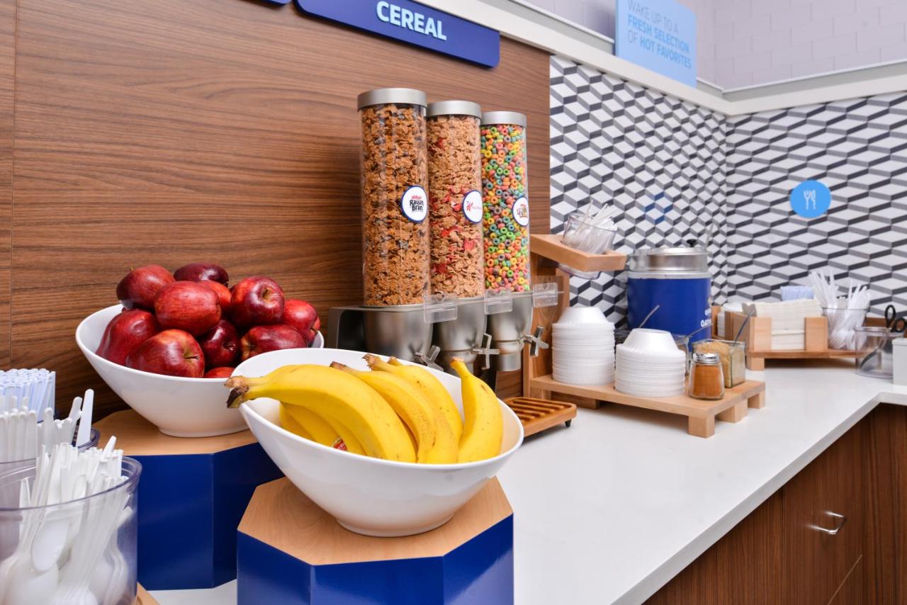 | Holiday Inn Express Hotel & Suites Cincinnati - Mason, an IHG Hotel
