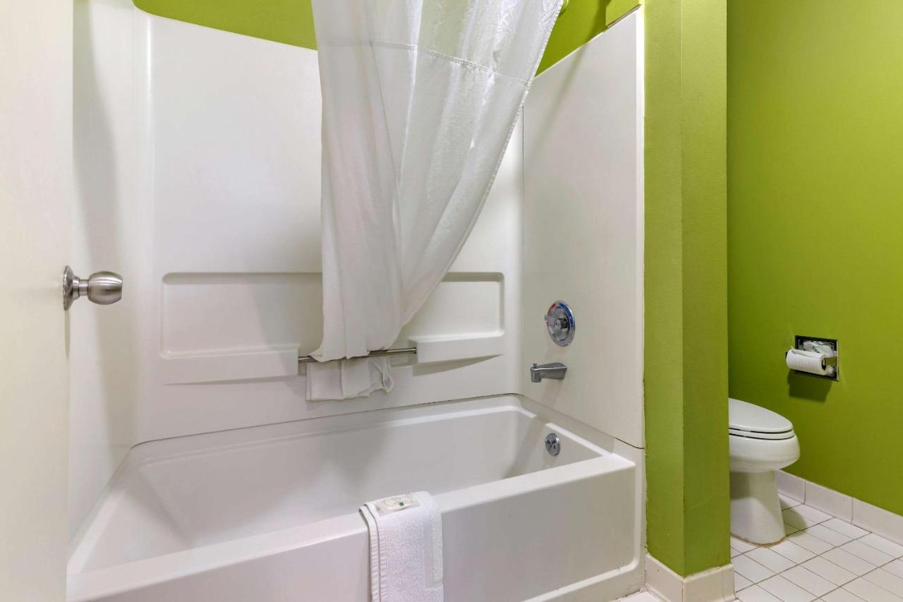 Double Room with Two Double Beds - Non-Smoking at Quality Inn Brunswick