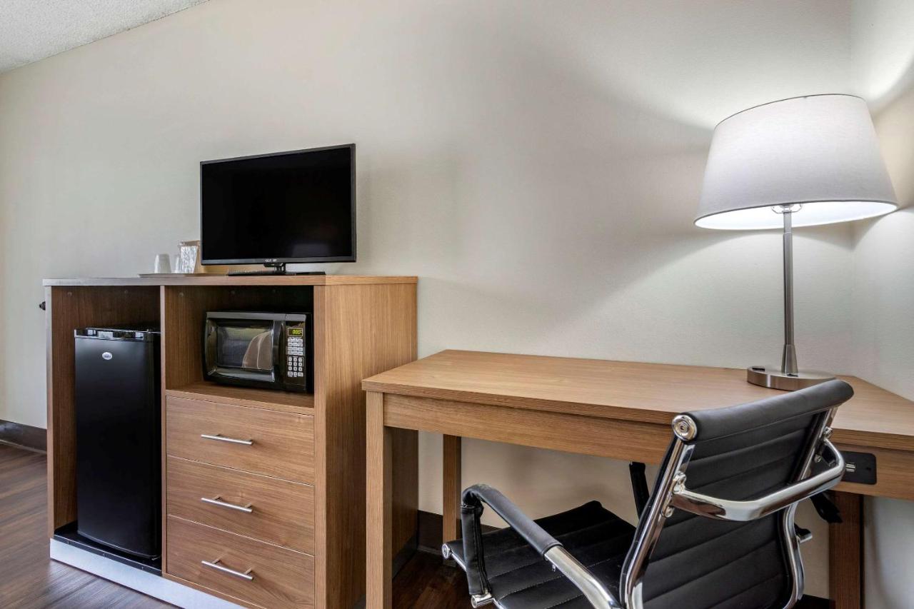 Queen Room - Accessible/Non-Smoking at Quality Inn Brunswick