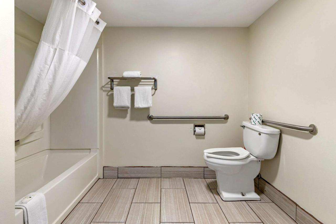Queen Room - Accessible/Non-Smoking at Quality Inn Brunswick