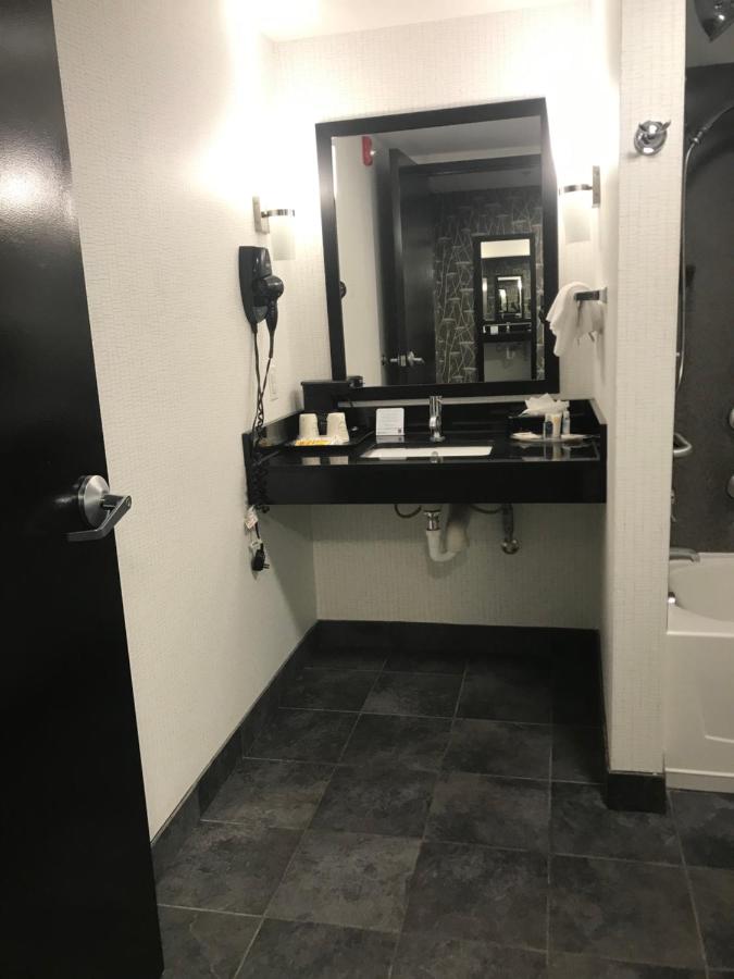 King Suite - Accessible/Non-Smoking at Comfort Suites Williamsburg Historic Area