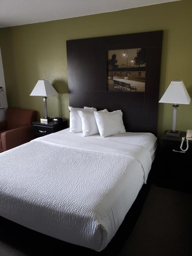 Queen Room - Disability Access/Non-Smoking at Super 8 by Wyndham La Crosse