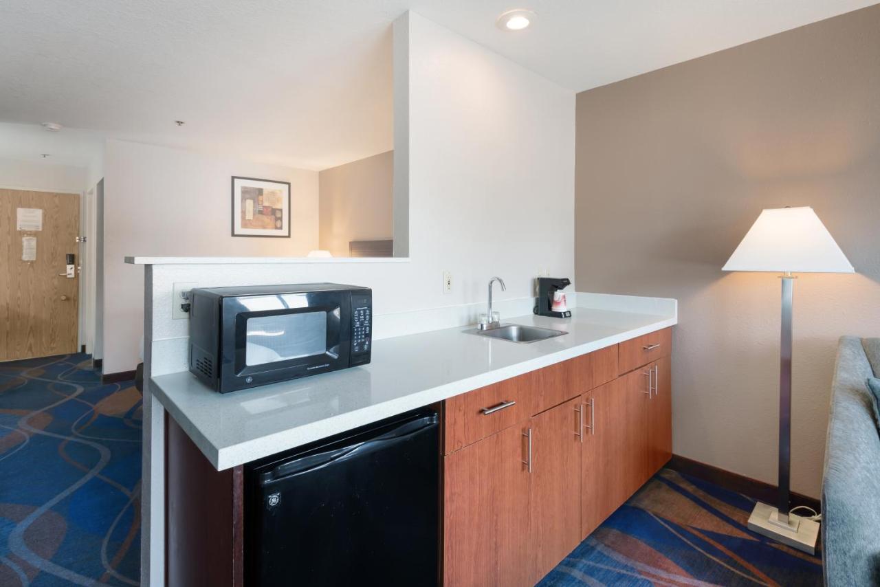 Premium Accessible King Suite at Red Lion Inn & Suites Kennewick Tri-Cities