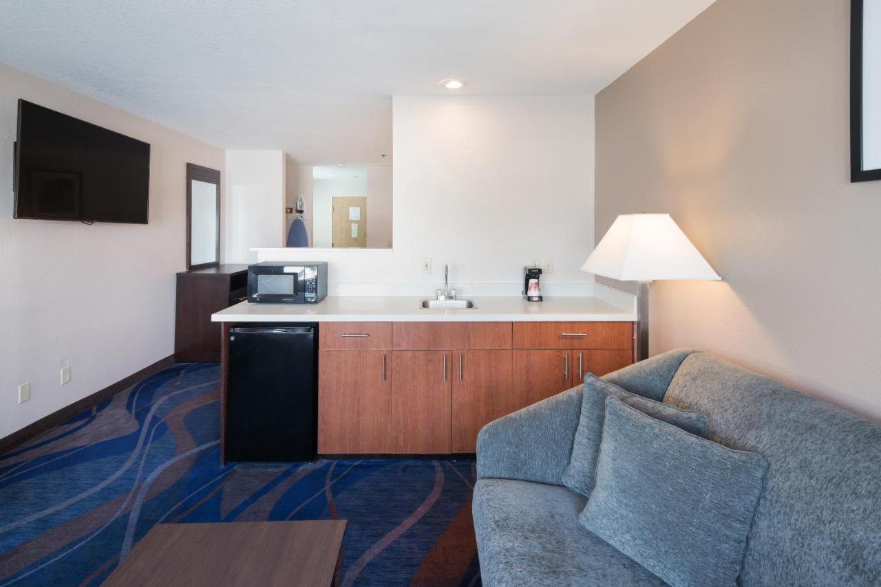 Premium Accessible King Suite at Red Lion Inn & Suites Kennewick Tri-Cities
