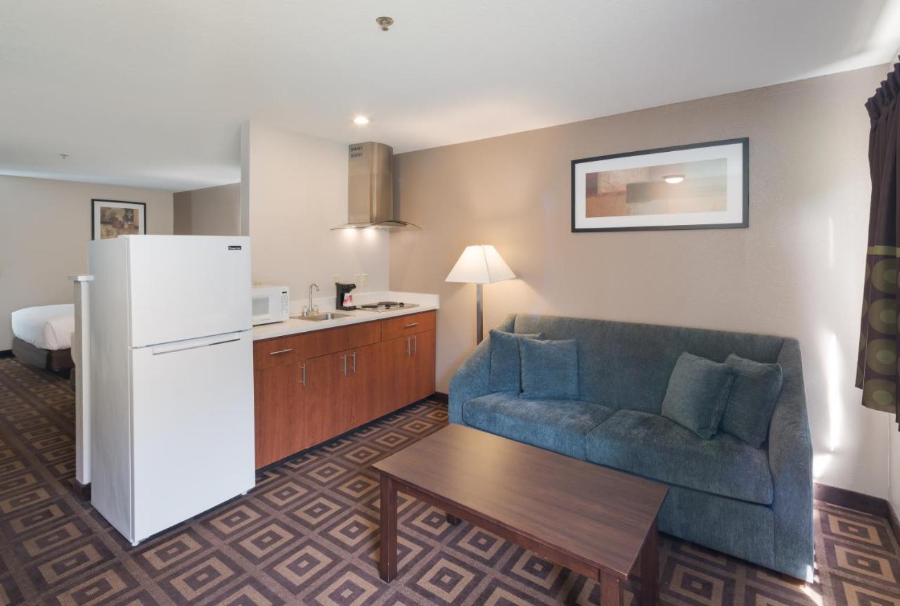King Room at Red Lion Inn & Suites Kennewick Tri-Cities