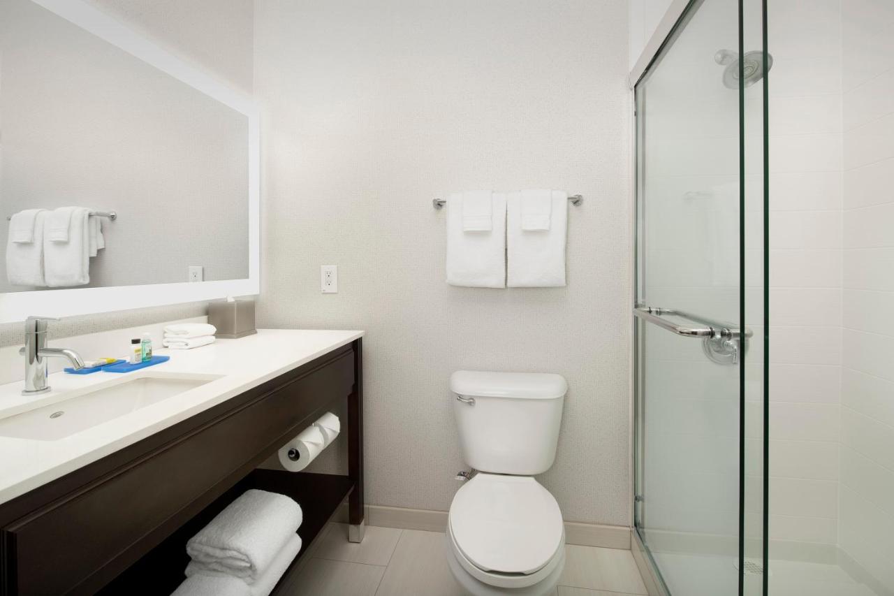 Queen Suite at Holiday Inn Express Hotel & Suites Puyallup (Tacoma Area) by IHG