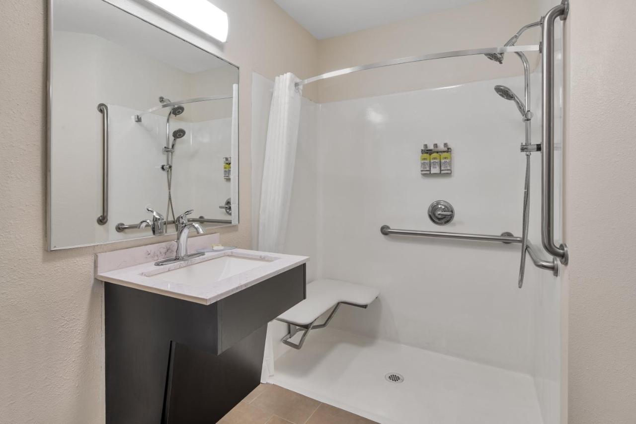 Queen Studio Suite - Mobility Acces Roll in Shower/Non-Smoking at Candlewood Suites Huntersville by IHG