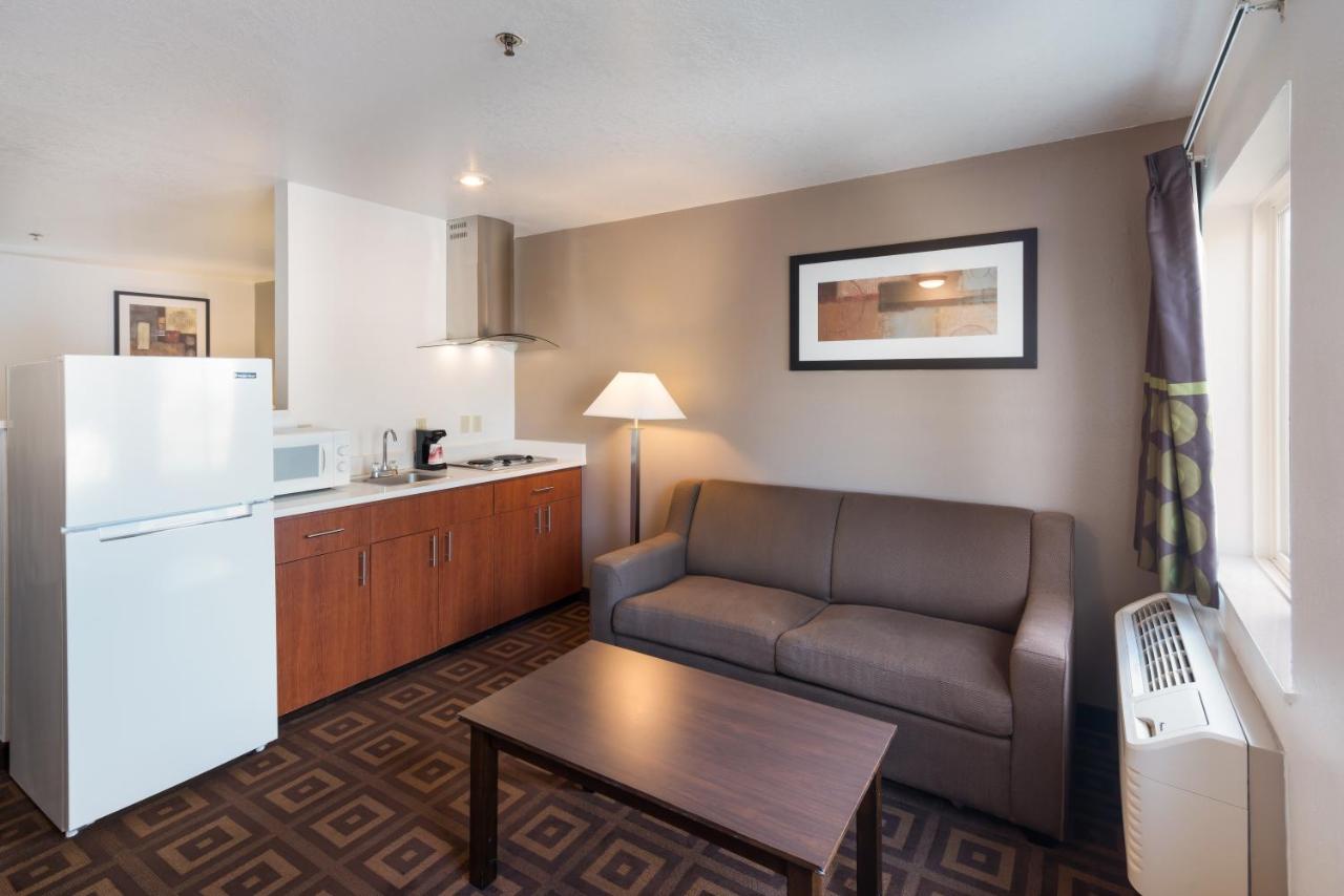King Room at Red Lion Inn & Suites Kennewick Tri-Cities