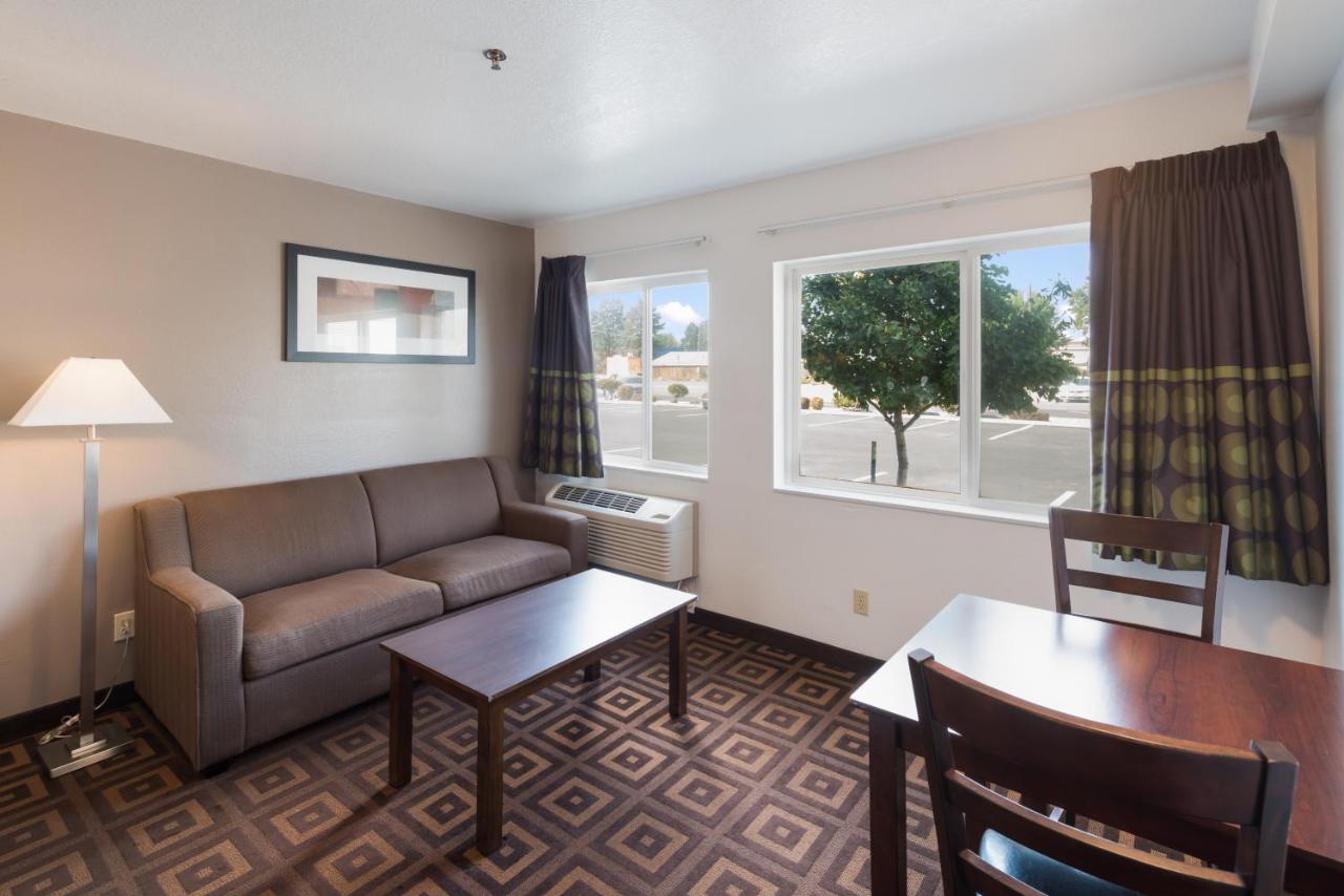 King Room at Red Lion Inn & Suites Kennewick Tri-Cities