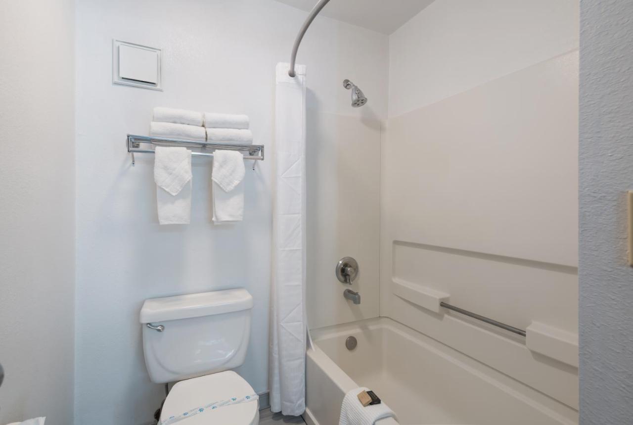 King Room at Red Lion Inn & Suites Kennewick Tri-Cities