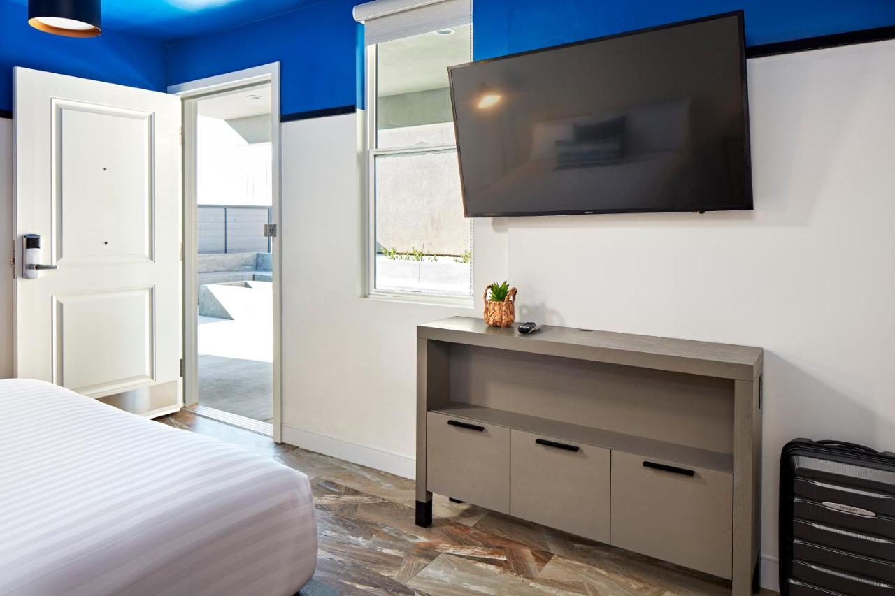Accessible Roll in Shower One Bed at Pacific View Inn