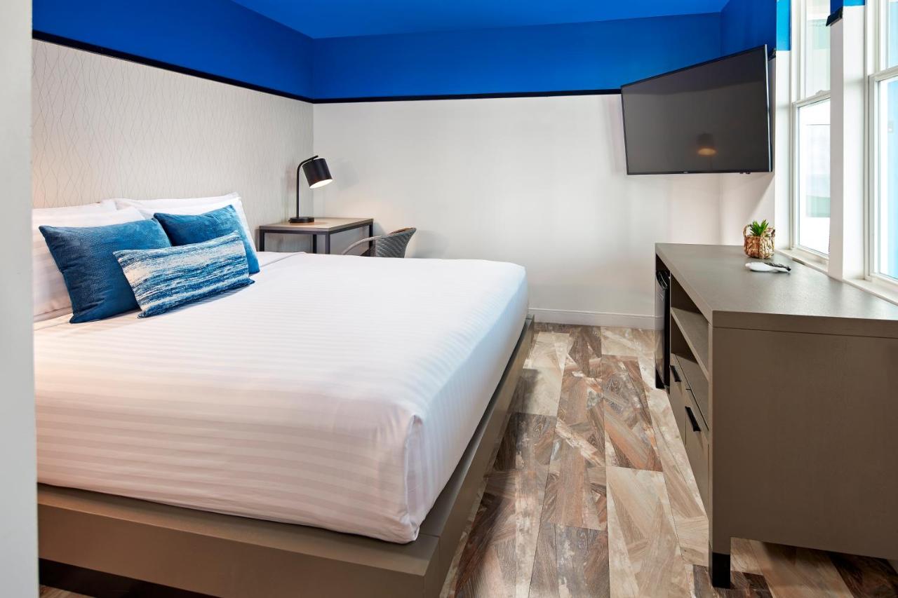Queen Room with Partial Ocean View at Pacific View Inn