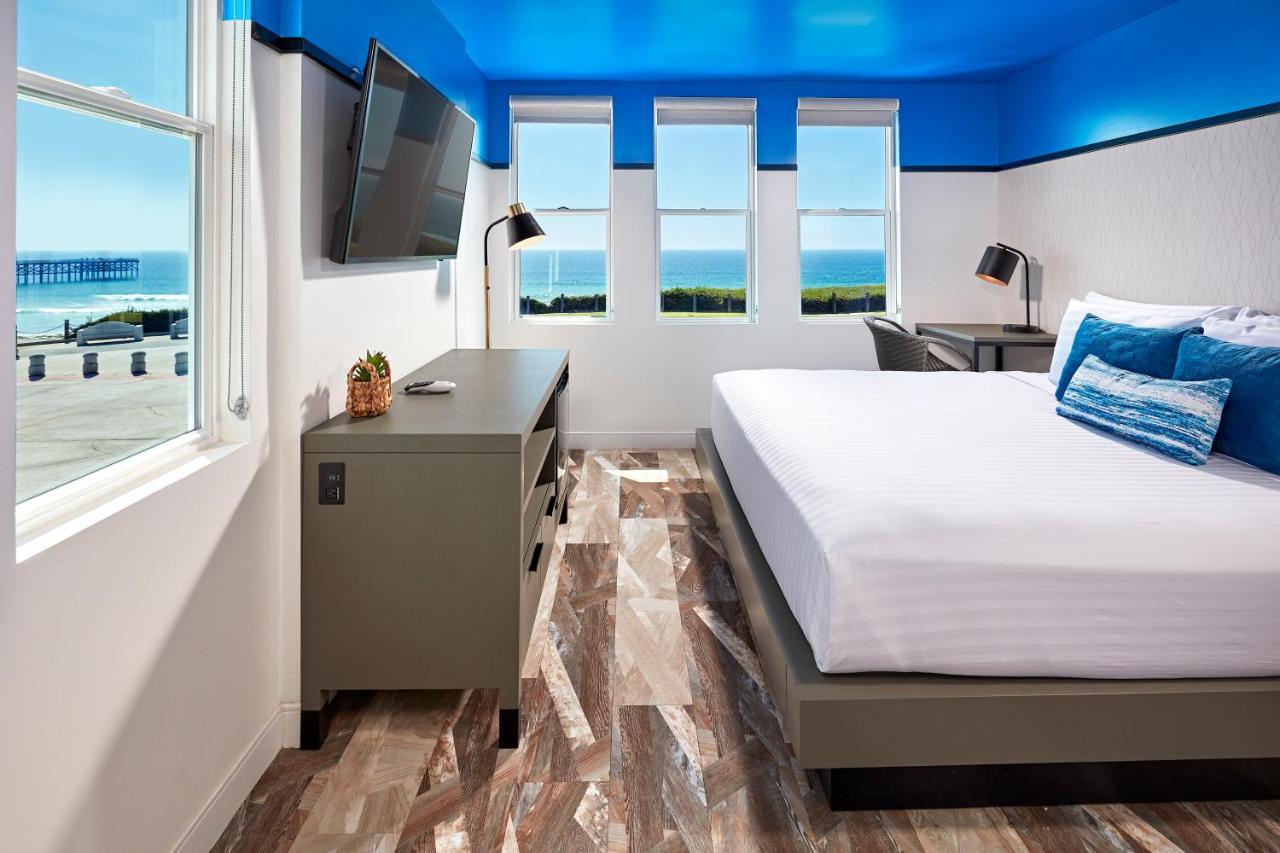 King Room with Sea View at Pacific View Inn